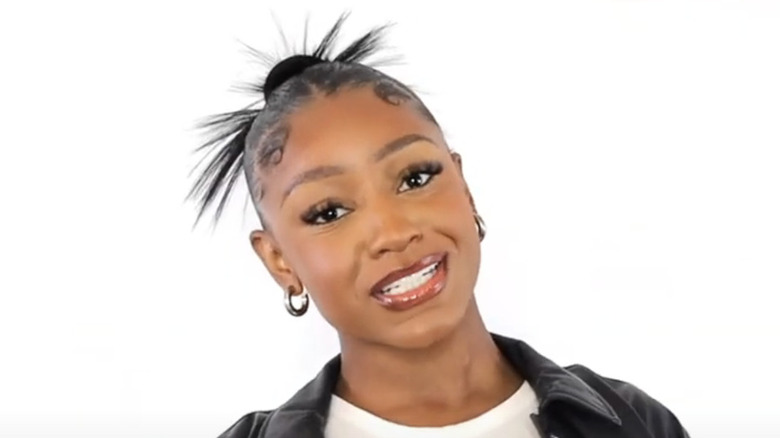Spiky bun brown lipgloss