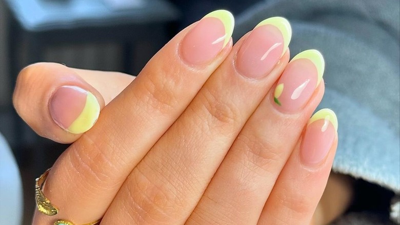 Neon-yellow French tips 