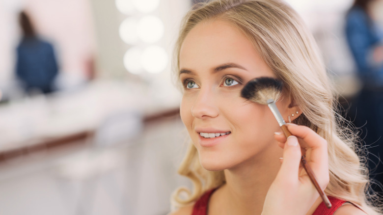 woman using fan brush