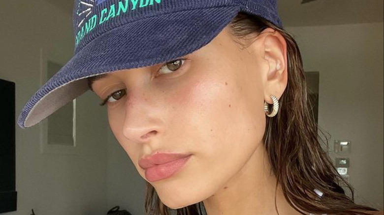 Hailey Bieber wearing baseball hat