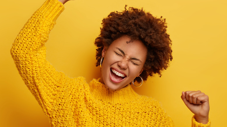 A model posing in a yellow sweater