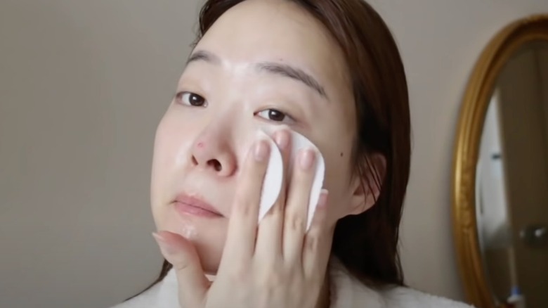 YouTuber testing Korean toner pads