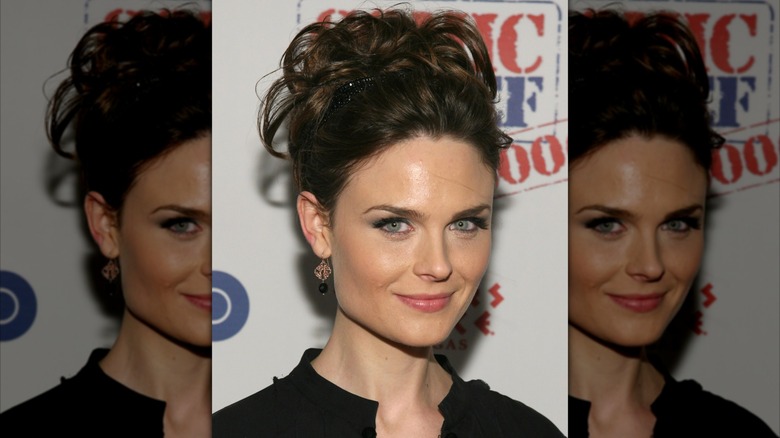 Emily Deschanel with dark brown hair on November 18, 2006