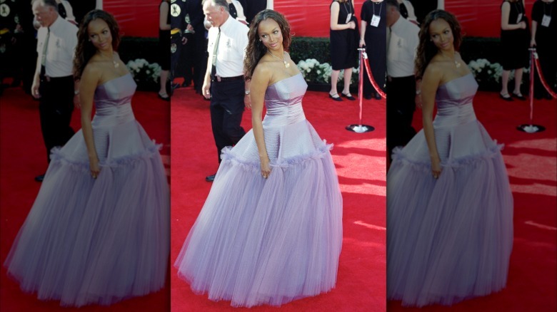 Tyra Banks wearing a lavender gown at the 2000 Academy Awards